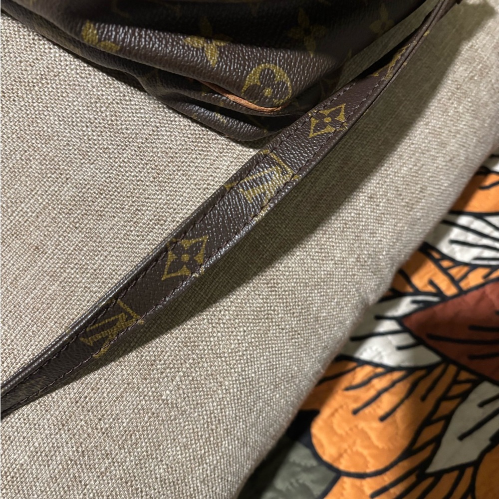 Authentic Louis Vuitton monogram messenger with COA - Picture 10 of 13